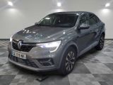 la voiture grise est garée sur un sol en damier dans le garage