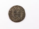 une vieille pièce de monnaie posée sur une surface blanche, avec un fond blanc
