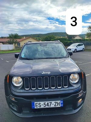une jeep noire garée sur un parking, avec le chiffre 3 à l'avant