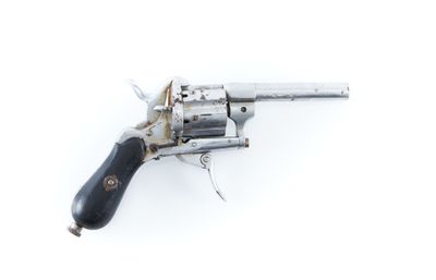 un vieux revolver argenté avec une crosse noire sur un fond blanc