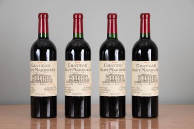 trois bouteilles de vin rouge sont alignées sur une table