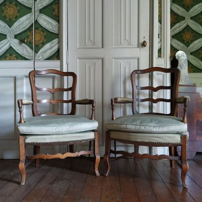 deux chaises placées devant une porte