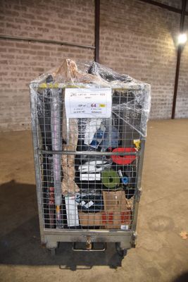 une cage métallique contenant tout un tas d'objets