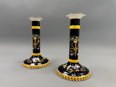 paire de bougeoirs noirs et dorés, avec des finitions dorées