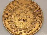 une pièce d'or surmontée d'une couronne