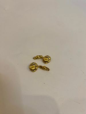 un petit morceau d'or posé sur la table