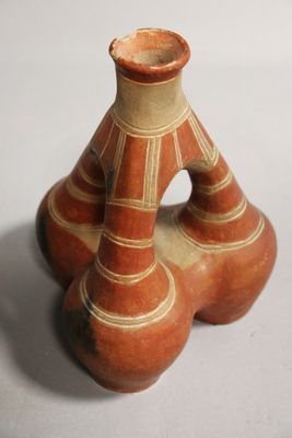 Cruche tripode en terre cuite. Style précolombien.