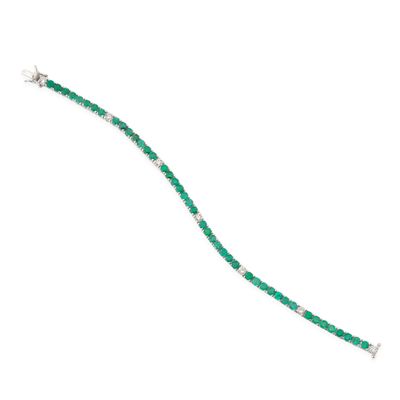 un bracelet d'émeraudes et de diamants