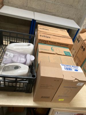 de nombreuses boîtes de papier toilette posées sur une étagère dans une pièce