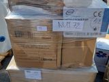 de nombreux cartons empilés les uns sur les autres sur le parking