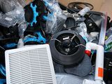 une boîte en carton contenant divers objets, notamment un ventilateur et un ventilateur de refroidissement