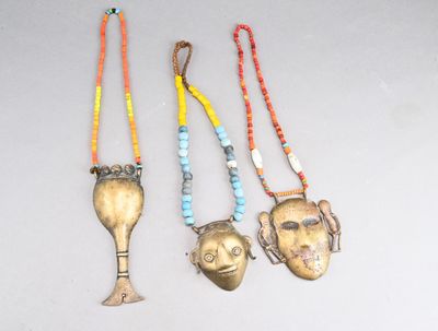 trois colliers composés de perles dorées et turquoise, ornés de visages