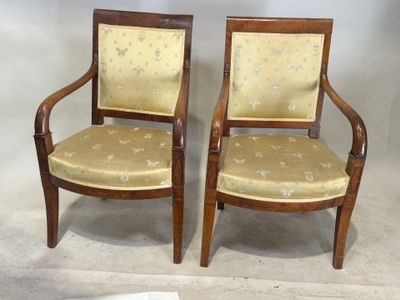 une paire de chaises en bois avec des coussins rembourrés