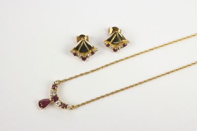 un ensemble composé d'un collier et de boucles d'oreilles en or, serti de grenats
