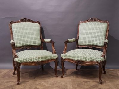 paire de fauteuils de style Louis XV français, recouverts de tissu vert