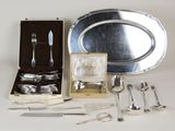 un plateau en argent avec des couverts, ainsi qu'une fourchette et un couteau en argent