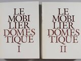 deux livres portant une inscription en rouge, posés sur une table