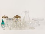 beaucoup d'objets en verre qui se trouvent sur la table