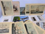 de nombreuses photos de bateaux exposées sur une table