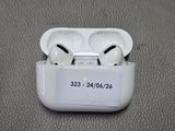 une paire d'AirPods posée sur une table