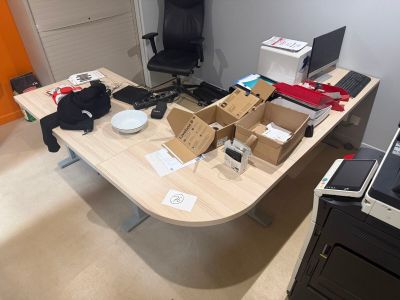 un bureau sur lequel se trouvent de nombreuses boîtes