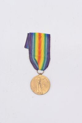 une médaille d'or entourée d'un ruban aux couleurs de l'arc-en-ciel