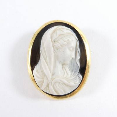 Broche ovale : en or 750 mil. ornée d'un camée agate figuran…