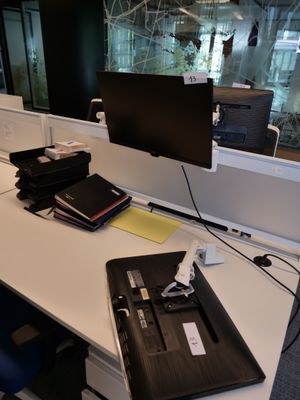 un bureau sur lequel se trouvent un ordinateur portable et un moniteur