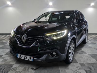 la voiture noire est garée dans une grande pièce au sol en damier