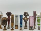 un grand nombre de vases posés sur une table