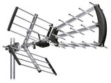 un gros plan d'une antenne de télévision fixée sur un mât, sur fond blanc