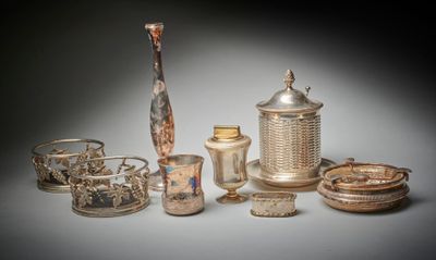 beaucoup d'objets en argent posés sur une table