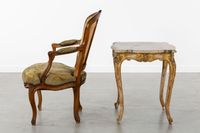 Une table d'appoint avec un plateau en marbre et un fauteuil… (photo 6)