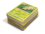 une pile de cartes empilées les unes sur les autres sur une table