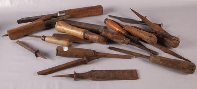 un grand nombre d'outils posés sur une table