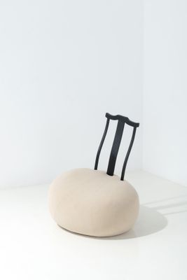 une petite chaise posée sur une surface blanche
