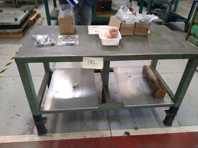 une table sur laquelle sont disposés tout un tas de plats