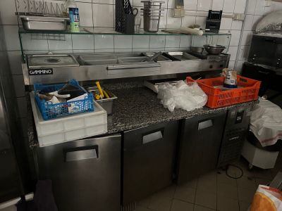 une cuisine avec beaucoup d'espace de plan de travail et beaucoup d'objets