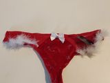 un sous-vêtement rouge orné d'un nœud blanc