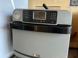 un micro-ondes posé sur un comptoir dans une cuisine