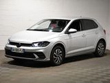 La Volkswagen Polo blanche est garée dans un parking couvert.