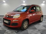 la petite voiture rouge est garée sur un carrelage à carreaux
