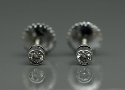 Paire de puces d'oreilles anciennes en ornées en serti clos …