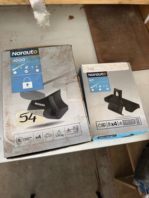 deux boîtes posées sur une étagère, avec une télécommande dessus