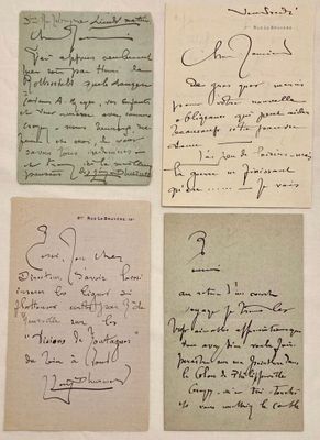 quatre lettres manuscrites figurent sur une feuille de papier à l'encre