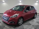la voiture rouge est garée dans le garage sur un sol en damier
