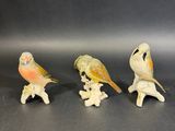 trois petites figurines d'oiseaux empilées les unes sur les autres