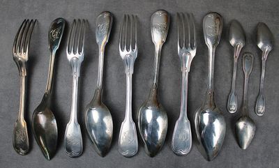 beaucoup de cuillères et de fourchettes en argent sur la table