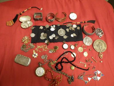 une table rouge sur laquelle sont disposés de nombreux bijoux