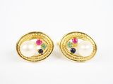une photo d'une paire de boucles d'oreilles ornées de perles et de pierres précieuses